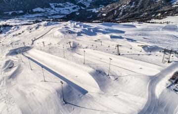 Cuenta con 4 snowparks con 90 módulos y 3 halfpipes.