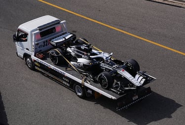 El Cadillac de Sergio Pérez en un camión de rescate tras detenerse en la pista, lo que provocó una bandera roja durante el segundo día de pruebas de pretemporada de Fórmula 1.