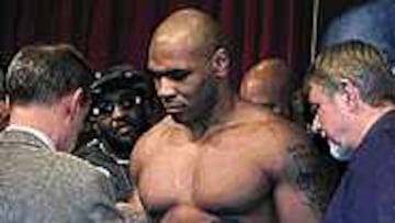 PODEROSO. Tyson exhibió un cuerpo más pesado durante el pesaje de ayer.