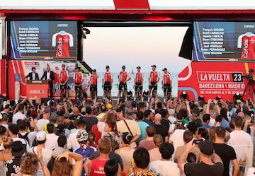 Los maestros de ceremonias, Pedro Delgado y Carlos Andrés, con los ingtegrantes del equipo Cofidis.