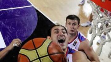 <b>MÁXIMO ANOTADOR. </b>Krstic logra dos de sus 16 puntos ante la mirada de Tomic, Velickovic y Tomas.