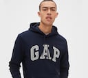 La sudadera Gap de siempre, pero más barata que nunca: cómoda, con capucha y un logotipo que ya es historia de la marca