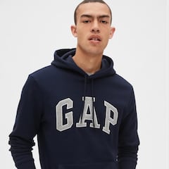 La sudadera Gap de siempre, pero más barata que nunca: cómoda, con capucha y un logotipo que ya es historia de la marca
