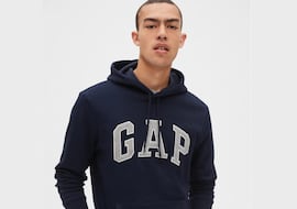 La sudadera Gap de siempre, pero más barata que nunca: cómoda, con capucha y un logotipo que ya es historia de la marca