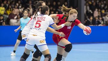 María Núñez, en labores defensivas durante el encuentro entre Kazajistán y España en el Mundial de Balonmano Femenino de Japón.