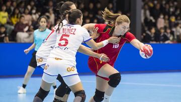 Mar&iacute;a N&uacute;&ntilde;ez, en labores defensivas durante el encuentro entre Kazajist&aacute;n y Espa&ntilde;a en el Mundial de Balonmano Femenino de Jap&oacute;n.