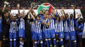 EL &Uacute;LTIMO T&Iacute;TULO.El Oporto festejando la Supercopa de Portugal tras superar al Vitoria de Guimaraes.