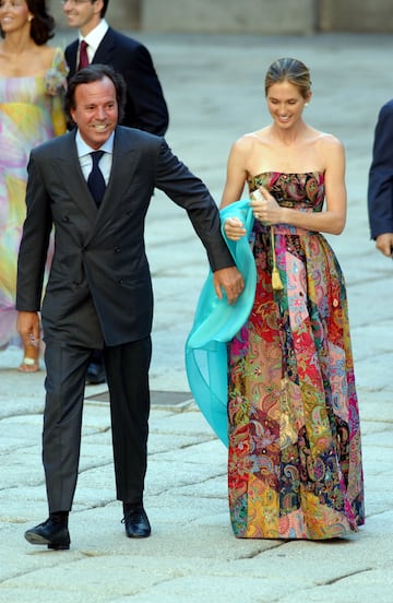 La historia de Julio Iglesias y Miranda Rijnsburger comenz¨® en 1990, cuando se conocieron en el aeropuerto de Yakarta, Indonesia. Miranda, quien trabajaba como modelo, estaba en la ciudad por compromisos laborales, y Julio qued¨® cautivado por su belleza desde el primer momento.
Tras m¨¢s de 20 a?os juntos, decidieron formalizar su relaci¨®n y en 2010 se casaron en una ceremonia privada. A lo largo de los a?os, han formado una familia con cinco hijos en com¨²n: Miguel, Rodrigo, Victoria, Cristina y Guillermo.
A diferencia de la vida p¨²blica que Julio Iglesias llev¨® en sus a?os de mayor fama, su relaci¨®n con Miranda ha sido discreta y alejada de los focos medi¨¢ticos. Han optado por vivir en tranquilidad, disfrutando de su familia y manteniendo un perfil bajo en los medios