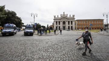 La policía italiana permanece en las calles para prevenir que la gente se quede en sus casas durante el confinamiento.