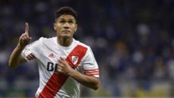 Teofilo Gutierrez of Argentina&#039;s River Plate celebrates the team&#039;s third goal against Brazil&#039;s Cruzeiro, during their 2015 Copa Libertadores match at the Mineirao Stadium in Belo Horizonte, Brazil on May 27, 2015.   AFP PHOTO / DOUGLAS MAGNO