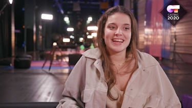 Quiere dedicarse a la música, pero si no pudiera tendría alternativas: fotógrafa, profesora de niños o artista gráfica. Le encanta la década de los 80, la moda y el rollo de los artistas, y si tuviera un poder sería el de volar.