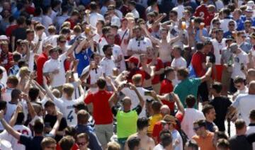 Los hooligans se divierten en Niza antes del Inglaterra-Islandia