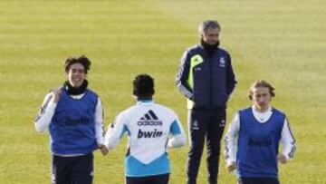 El croata durante un entrenamiento junto a Kaká y Essien.