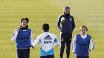 El croata durante un entrenamiento junto a Kak&aacute; y Essien.