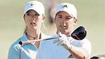 <b>PAREJA. </b>Sergio le muestra el camino a Wie.