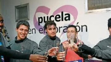 <b>BUENOS DESEOS. </b>Parte de la plantilla brindó con AS, con cava, por el nuevo año y deseó feliz 2009 a todos los aficionados.