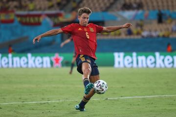 Pieza clave en el engranaje del Atlético campeón de Liga, la salida de Marcos Llorente del Real Madrid rumbo al conjunto rojiblanco no se entiende pese a que han pasado ya dos campañas. De familia con pedigrí madridista (su padre es Paco Llorente, su abuelo, Ramón Grosso, y es sobrino nieto de Paco Gento), explotó en las filas del Alavés en la campaña 2016-17, donde fue cedido. En 2019, el centrocampista aceptó la oferta rojiblanca y el Madrid recibió 40 millones de euros por su traspaso. Como jugador del Madrid apenas disputó 39 encuentros. Ha sido seis veces internacional absoluto: siendo centrocampista, ha jugado cinco encuentros como lateral derecho