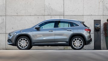 22/03/23 PAGINA MOTOR PAGINA PRODUCTO MOTOR PRODUCTO COCHE MERCEDES BENZ GLA CLA 250
Mercedes-Benz GLA & CLA 250 e; Kraftstoffverbrauch kombiniert: 1,8-1,5 l/100 km, Stromverbrauch kombiniert: 16,1-15,1 kWh/100 km, CO2-Emissionen kombiniert: 42-35 g/km*
Mercedes-Benz GLA & CLA 250 e; Combined fuel consumption: 1.8-1.5 l/100 km, combined electrical consumption: 16.1-15.1 kWh/100 km, combined CO2 emissions: 42-35 g/km*