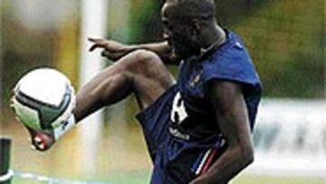 <b>TRABAJÓ A BUEN RITMO</B>. Makelele no realizó ningún entrenamiento especial. El jugador del Madrid trabajó al mismo ritmo que el resto.