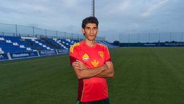 Jesús Vallejo posa con la camiseta del Albacete.