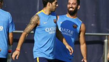 Arda bromea con Luis Suárez.