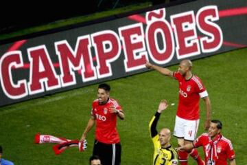 Los jugadores del  Benfica celebran sobre el terreno de juego su 33º título nacional, entrando en la historia del fútbol europeo. El equipo encarnado sumó los tres puntos de la jornada gracias a dos goles de Lima que le dejan a siete puntos de ventaja sobre el Sporting y a dieciocho del Oporto.