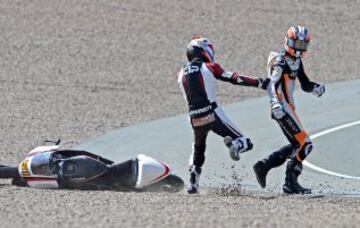 Los pilotos holandeses de Moto3, Bryan Schouten y Scott Deroue, se fueron a las manos tras una caída durante el GP de Alemania.