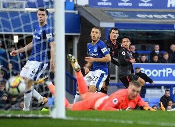 El chileno fue una de las grandes figuras ante Everton por la Premier League.