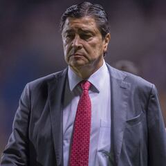 La afición de Chivas pide la salida de Luis Fernando Tena en redes