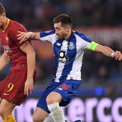 Héctor Herrera, tercer mexicano con más partidos en Champions