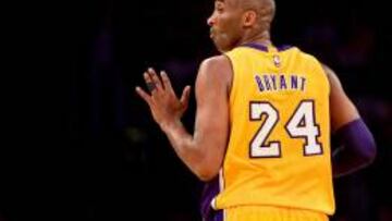 El jugador de los Lakers, Kobe Bryant, durante el partido de su retirada.