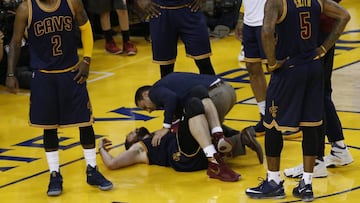 Kevin Love yace en el suelo tras el codazo de Harrison Barnes.