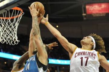Cleveland Cavaliers-Minnesota Timberwolves. Anderson Varejao trata de evitar la canasta de Nikola Pekovic.