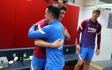 Xavi saluda a Sergi Roberto.