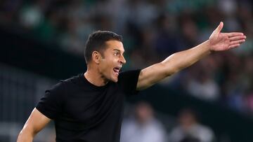 SEVILLA, 15/08/2022.- El entrenador del Elche CF, Francisco Rodríguez, durante el partido de la primera jornada de Liga en Primera División que Real Betis y Elche CF disputan hoy lunes en el estadio Benito Villamarín, en Sevilla. EFE/José Manuel Vidal
