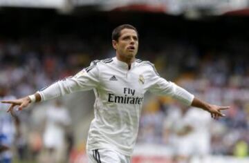 El delantero mexicano del Real Madrid "Chicharito" Hernández celebra el 2-7.