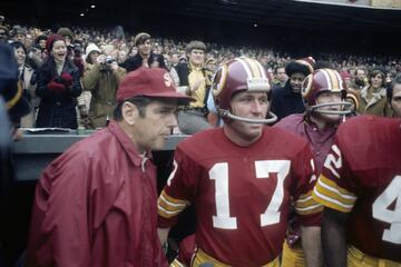 Head coach de Rams (1966-1970) y Redskins (1971-1977). Récord de 116-47-5, 2-7 en postemporada.