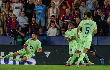 Además del tiempo extra en la primera parte, el disparo de Morales golpeó la mano de Alejantro Balde. En la primera ocasión, Alejantro Hernández Hernández es una patada de esquina.