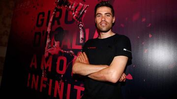 Tom Dumoulin posa antes de una rueda en Jerusal&eacute;n, que este viernes acoge la gran salida del Giro de Italia.