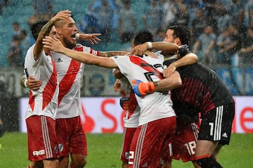 El equipo argentino logró darle vuelta a un 2-0 en contra de visitante y accedió a la final del torneo internacional, con un gol del delantero colombiano.