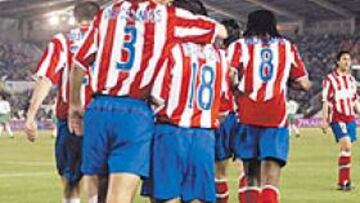 <b>LA PAREJA DE ORO</b>. Torres e Ibagaza celebran el primer gol del Atlético. Cuando conectaron, fueron lo mejor de un partido muy trabado.