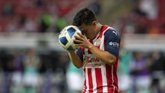 Jugador de Chivas durante el partido contra Le&oacute;n.