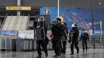 French police take part in a terrorist attack mock exercise on May 31, 2016 near the Stade de France 