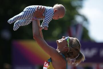 La australiana Claire Tallent sostiene a su bebé después de completar la prueba de 20km marcha en el Campeonato Mundial de Atletismo de Londres, el 13 de agosto de 2017.