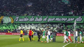 La salida del Betis y el Real Madrid al Villamarín.