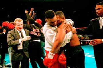 La primera derrora de Tyson llegó el 11 de febrero de 1990 ante James Douglas. En ese combate perdió su título mundial de los pesos pesados. 