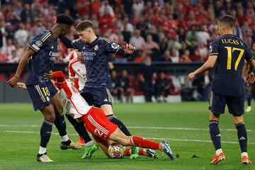 Lucas Vázquez golpea con su pierna izquierda al mediocentro alemán y le derriba. En la imagen, el jugador del conjunto bávaro va al suelo entre Tchouameni y Valverde.