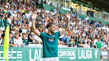 Iker Losada celebra un gol con el Racing de Ferrol.