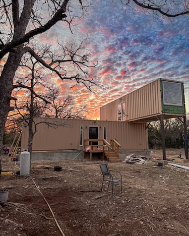 “Bluey”, como así han apodado el contendor marítimo de 48 metros cuadros, incluye una cocina, un baño, un salón y un dormitorio donde duermen los cuatro.