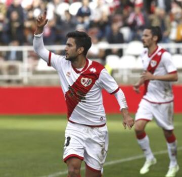 El jugador del Rayo Vallecano Alberto Bueno celebra el gol que marcó durante el partido de Liga de la duodécima jornada en Primera División que se el Rayo Vallecano y el Celta de Vigo disputan hoy en el estadio de Vallecas.